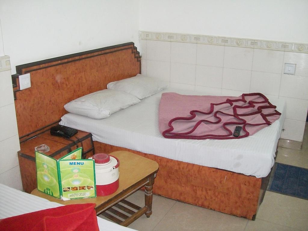 Hotel Milan Continental 델리 외부 사진